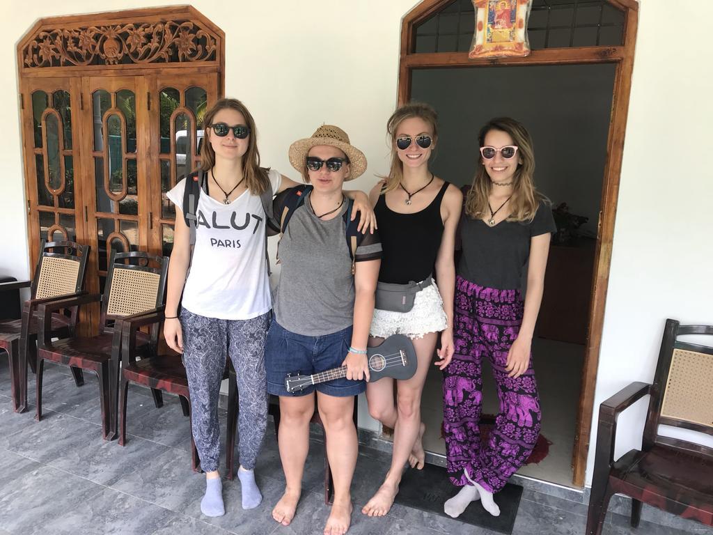 Dinesh Safari Homestay Udawalawe Exteriör bild